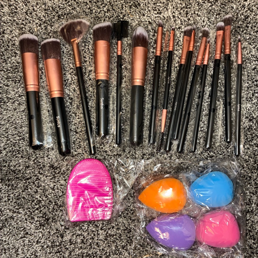 20 Piece Makeup Brush Set with Sponges and sponge cleaner